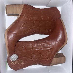 Size 10 cowgirl boots:)